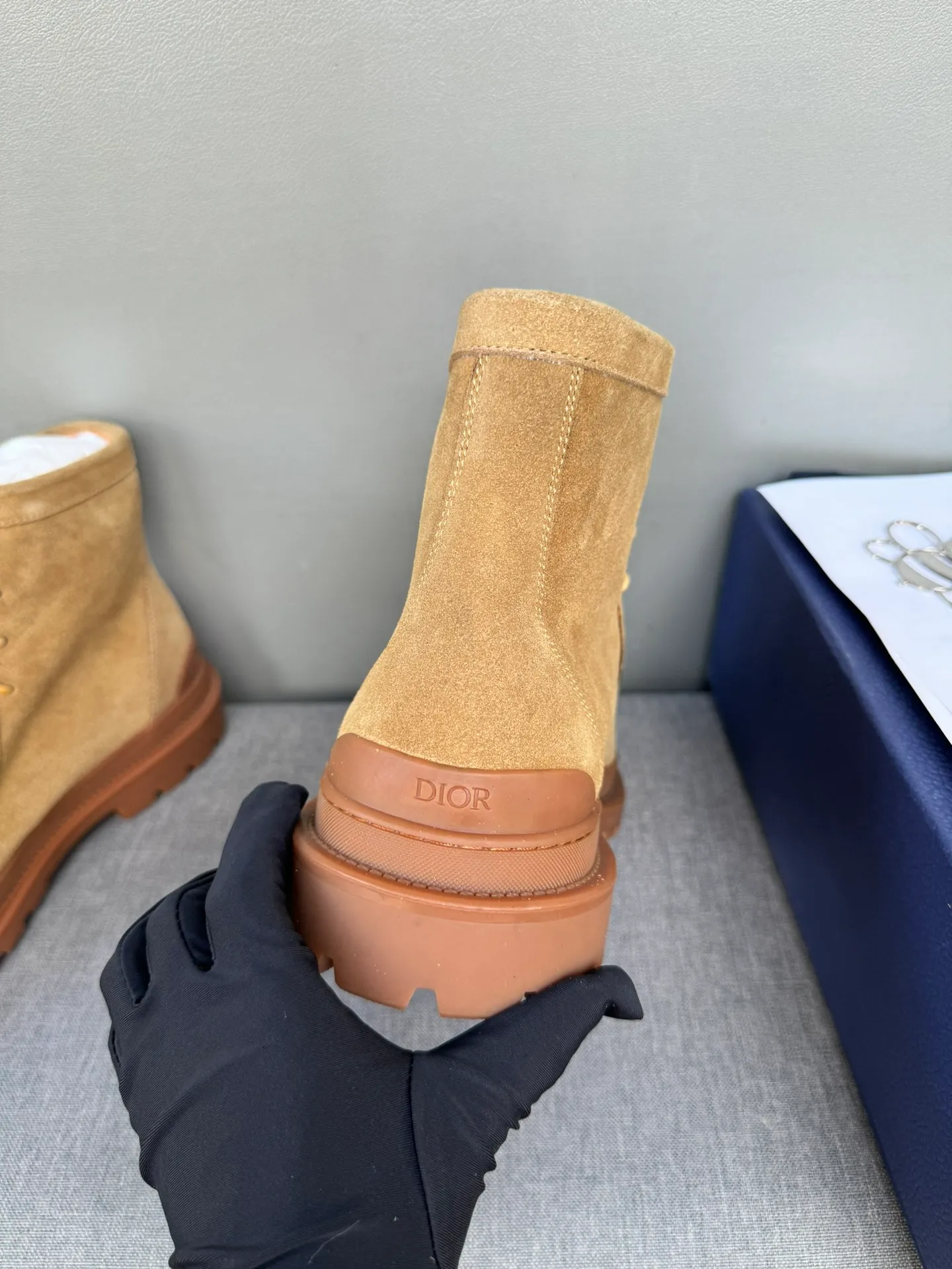 [DIOR] Top P: 1000💰 Number of yards: 39~44 (38.45 custom-made, non-refundable) Dior Dior~ Winter series, original 1:1 development Casual men's leather shoes Heavy investment, shoes and boots are made of imported cowhide + imported Dior special fabric Not easy to deform black cowhide lining Dior large hardware inlay Original TPU vacuum outsole, black cowhide Black open edge beads Military green suede Black suede Khaki suede leather is crafted by a large factory, and the perfect product is only prepared for you who know your taste! Any comparisons are welcome.